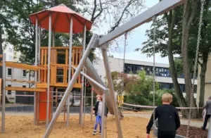 Neuer Spielplatz für die Wadzeck-Stiftung Berlin – Eröffnung beim Sommerfest