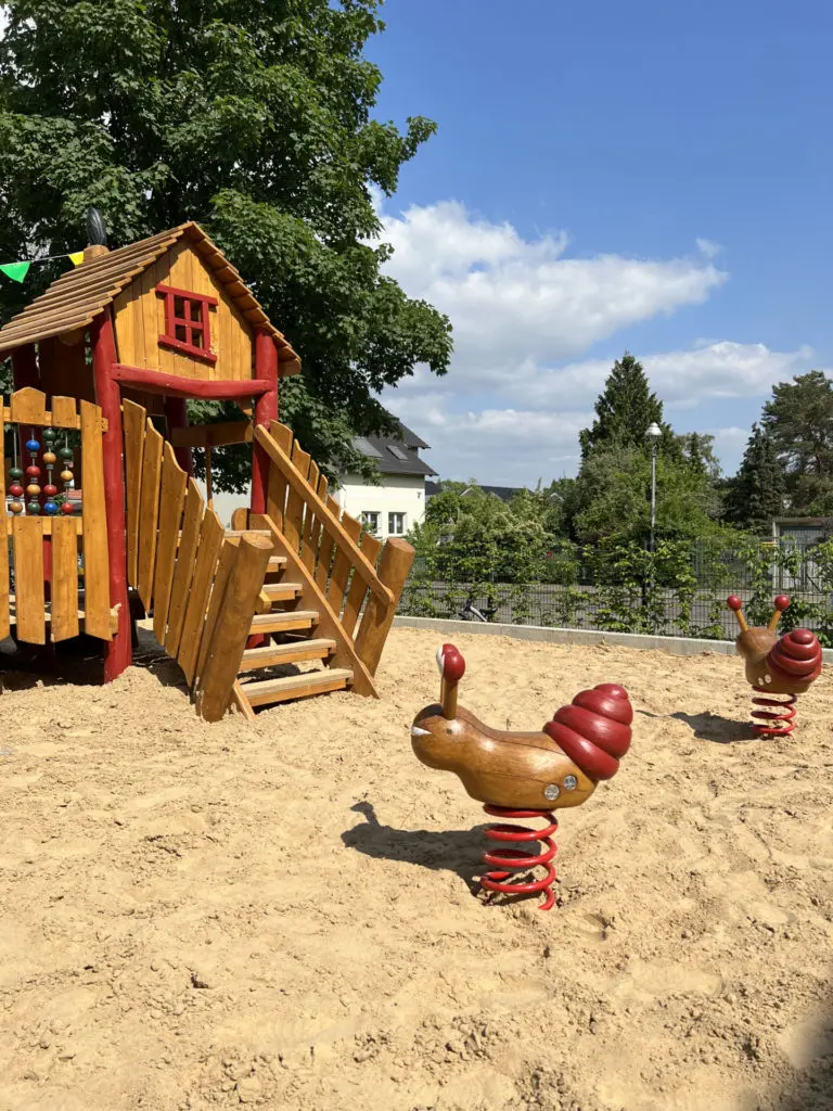 20230525_Spielplatzeinweihung-768x1024