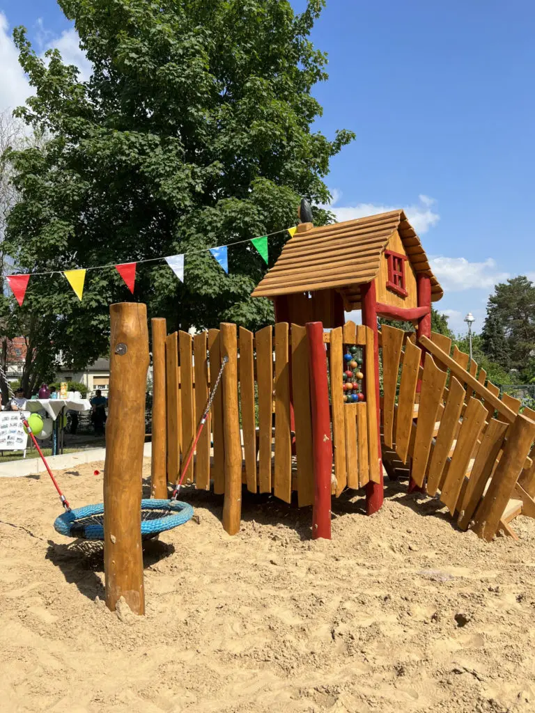 20230525_Spielplatzeinweihung-Girlitzweg_-768x1024