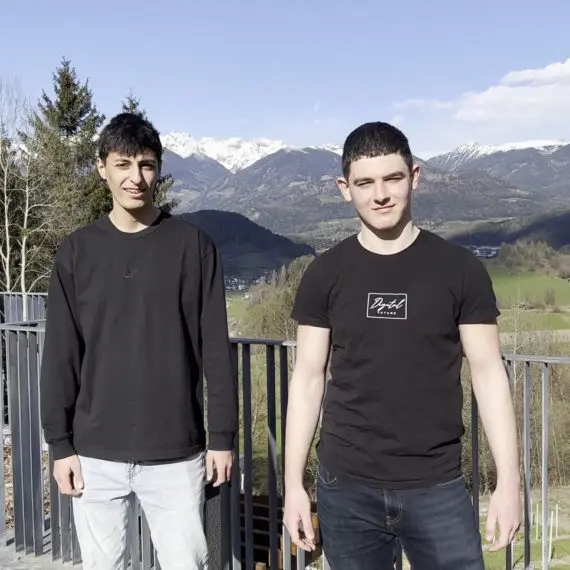 Arman-und-Edgar-auf-dem-Areishof-570x570